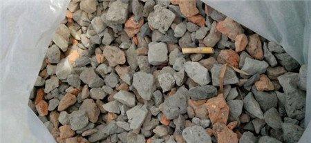 碎砖瓦养花花更艳