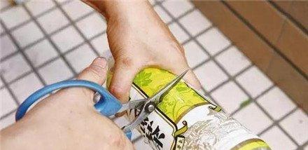 剪开塑料瓶