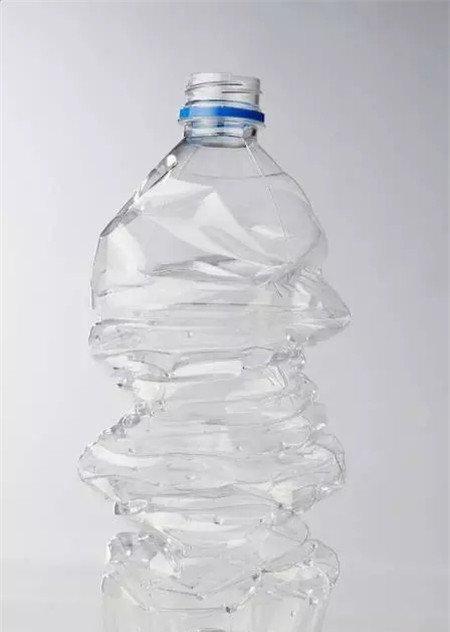 的塑料瓶捏扁