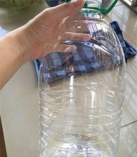 准备一个大塑料桶
