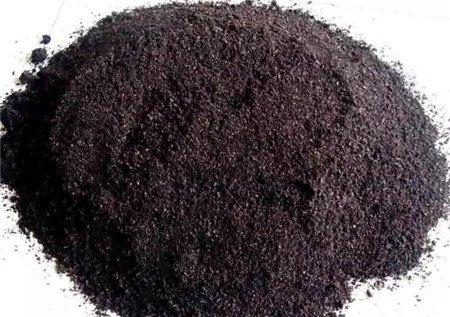 给花盆换土，并给之前使用过的花盆消毒，清除杂草