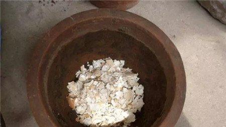 加入碎蛋壳 加入碎蛋壳