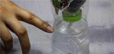塑料瓶底部倒水